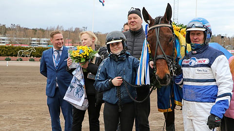 Arvid Åvallin tammaderbyn sankaritarta Magical Princessiä juhlimassa Pekka Korpi, hoitaja Janina Hamari, 