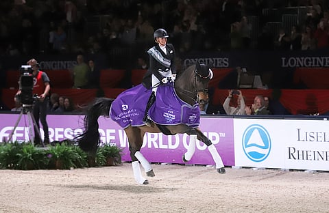 Jessica von Bredow-Werndl TSF Dalera BB torstaina ratsastetun lyhyen GP:n kunniakierroksella.