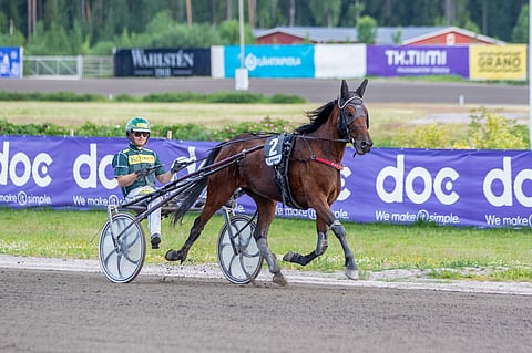 Gudmund Haugstadin talliin meni Suur-Hollola-viikonlopun avauspäivänä kaksi voittoa. Ensimmäisen niistä toi Hannu Torvisen ohjastama Liisa Sensation.