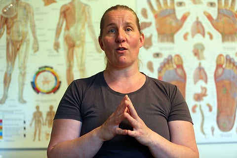 Sekä ihmisiin että hevosiin perehtynyt fysioterapeutti Tuulia Luomala toteaa, että elävässä kehossa kaikki liittyy saumattomasti kaikkeen ja että mielen vaikutus kehon hyvinvoinnissa on nousemassa yhtä suurempaan rooliin. Keho on hieno järjestelmä, joka korjaa itseään kaiken aikaa. On tilanteita, joissa se ei tähän korjaamisprosessiin pysty, mutta me voimme vaikuttaa osaan niistä. 
