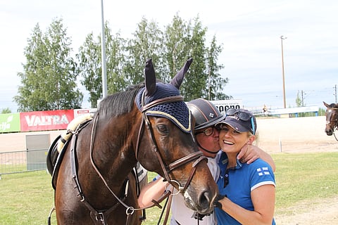 EM-matkan joukkueenjohtajana toimi vaimo Pia Larsen. Vasemmalla Kazino, keskellä Pekka.