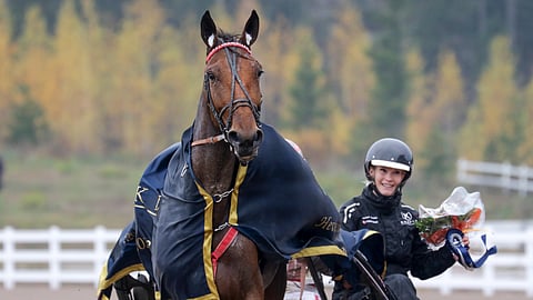 Callela Ellen hoitajansa Johanna Kyläkosken kanssa voittajaseremonioissa.