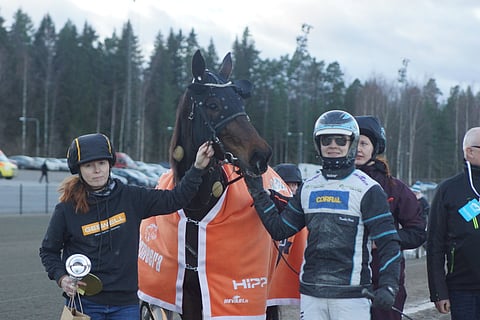 Tuukka Varis paistatteli ensimmäistä kertaa Toto75-voittajaseremonioissa.