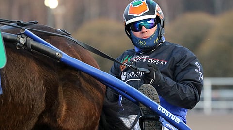 Simo Pöllänen ohjastaa Elina Jurkon omistamaa, valmentamaa ja hotamaa Bravissimo Kessiä illan kilpailussa. Elina kertoo Bravissimo Kessin kuulumisia alla.