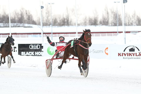 Hannu Korpi sai keskittyä tuuletteluun Malala Bokon Porin viime startin loppusuoralla.