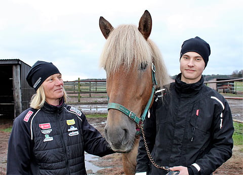 Tiia Paavolan (kuvassa vasemmalla) tunnetuin valmennettava on Tuviker. Myös synttärisankarin poika Joona Kontinen on vahvasti mukana tallin toiminnassa.