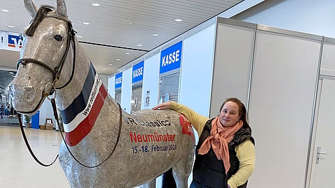 Nina Konkari, hevosen asialla. 