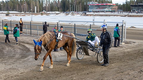 Parvelan Retu tulossa lämmitystä Hannu Torvisen kanssa. Petri Laine ottaa suojattinsa vastaan.
