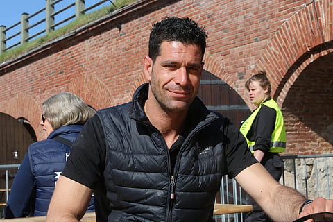 Emanuel "Manu" Caetano ajaa rekat ja hoitaa hevoset. 