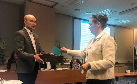 Toiminnanjohtaja Jukka Koivisto ja Päivi Savilahti-Bäckman äänestyslippuineen SRL:n kevätkokouksessa. 