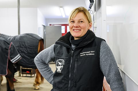Hannele Pylvänäinen toteaa, että tilanne on hankala, jos ihminen luulee osaavansa, mutta ei osaa. 