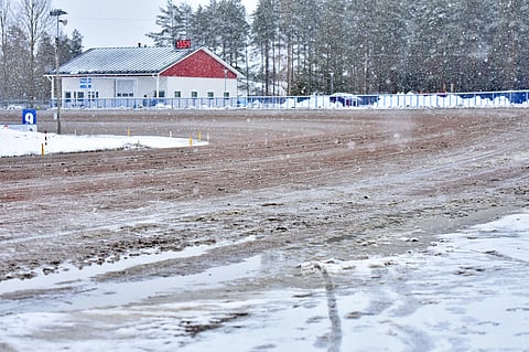 Kaustisen rataa ei saatu lauantaina kilpailukuntoon, mutta sunnuntaina sillä päästiin ravaamaan jo kelpo olosuhteissa.
