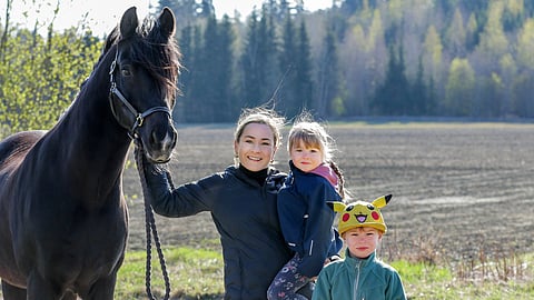 Nelly Korpikoski, lapset Veera ja Viljami sekä yksi uran tärkeimmistä hevosista, eläkepäiviä viettävä Tejas.
