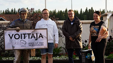 Tiina ja Antti Ala-Rantala saivat jännittää uutta sänkyä Powerparkin kauden viimeiseen lähtöön asti. Palkintoa olivat luovuttamassa Mikko Lehto Unico Finland Oystä ja Pertti Immonen Härmän Ravirata Oy:stä.
