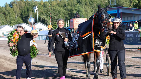 Katja Melkko valmentaa, Petri ja Heli Tarrimaa omistavat Lightning Striden yrityksensä kautta.