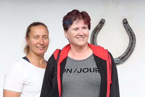 Uudet keinot käytössä konkariurheilija Katja Karjalaisen viimeisiin paralympialaisiin. Kuvassa myös istuntaspesialisti Sanna Siekkinen, jota siteeraten mestaruusradalla ei saisi käydä niin, että käsi puhuu kiinaa, jalka ruotsia ja istunta saksaa. 