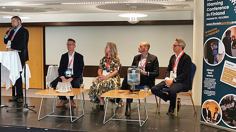 Antti Koivula Legal Gaming Oy:stä johti ravipeleihin keskittynyttä paneelikeskustelua. Kysymykset suuntautuivat Jari Vähäselle, Helena Hallmanille, Mikael Bäckelle ja Carl Fredrik Stenströmille.