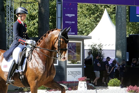 Brittiläinen päivälehti kirjoittaa kouluratsastuksen kriisistä, jonka sydämessä on Charlotte Dujardin. Kuvassa Imhotepilla vuonna 2023. 