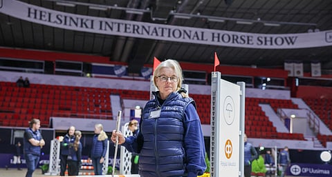 Esteratsastuksen ykkösratamestareitamme:  Johanna Mikkola, tummansinisessää asussaan. 