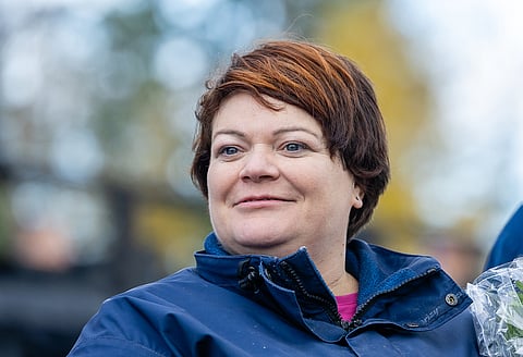 Anne Kangas valmentaa hevosiaan Nurmijärvellä.
