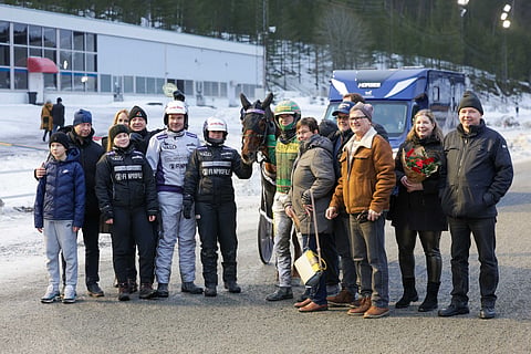 Star Photon taustavoimat Matias Salon johdolla saivat juhlistaa haastajadivisioonan finaalivoittoa. Sekä Matias että hänen tyttärensä Aada Salo ovat mukana omistajatalli Compact Stablessa.