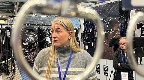 Janina Kulmala sovittaa ammatikseen kuolaimia. 