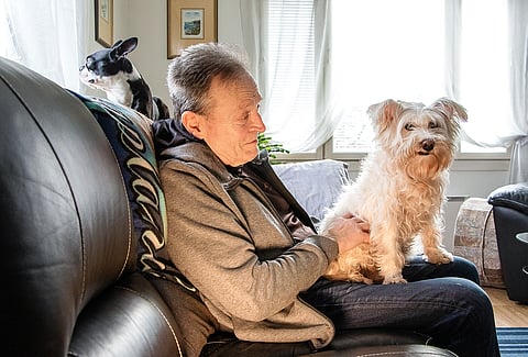 Päivittäistyö hevosten kanssa on jo jäänyt Jan-Erik Nygårdilta ja nelijalkaisina kavereina toimivat nyt kääpiösnautseri Dolly ja bostoninterrieri Jassu.