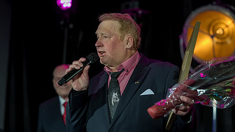 Pertti Puikkonen intoutui laulamaan gaalayleisölle.