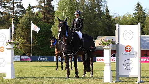Venla Vaara ja Queen palkintojenjaossa. 
