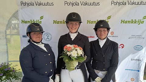 Pohjola Grand Tourin ratsukkoja: Kristiina Purdy (vas.), Kati Kallio (keskellä) ja Elina Westerlund (oik.). 