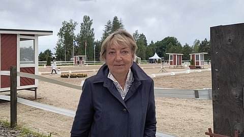 Elke Ebert ja takana liehuvat Pohjoismaiden ja Viron liput. 