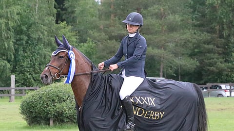 Essi Horttanainen ja Diamante de Dragon palkintojenjaossa. 