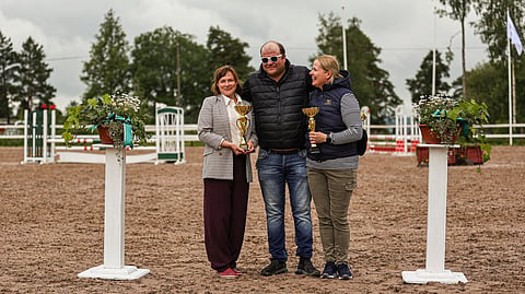 Hanna Heikinheimo ja Maarit Kähäri ja onnellinen voittaja Tomas Kiviranta, Peikin Ratsastuskoulusta. 