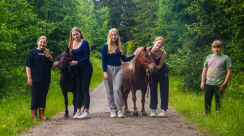 Alina, Henna, Elena, Moona ja Nanna sekä ponit Poni-Ilolan Cedric ja Jokimäen Jalmari, joka osallistuu Moonan kanssa lauantaina Forssan Pohjoismaiden mestaruuksiin.