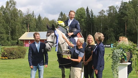 Lindbergin palkintojenjakoihin tottunut Bona uneksii kesken poseerausten. 