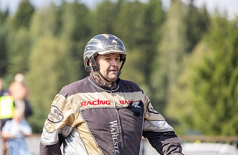 Aleksi Kytölä marssi lauantaina Caramiitan voiton jälkeen seremoniapaikalle. Sinne hän pyrkii myös tallin uusilla tulokkailla.