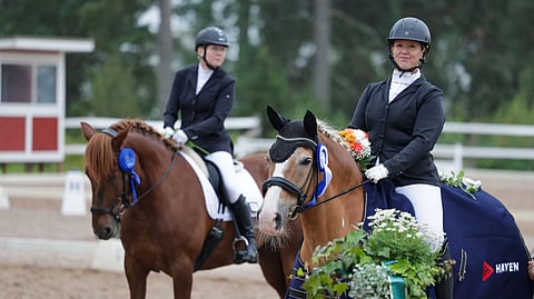 Minttu Kauniskallio ja Savelan Puistotäti palkintojenjaossa. 