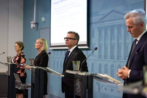 Hallitus kertoi pitävänsä kiinni tavoitteestaan taittaa velkasuhteen kasvu vuonna 2027 ja päätti miljardin euron sopeutustoimista. Kuvassa Sari Essayah, Riikka Purra, Petteri Orpo ja Anders Adlercreutz.