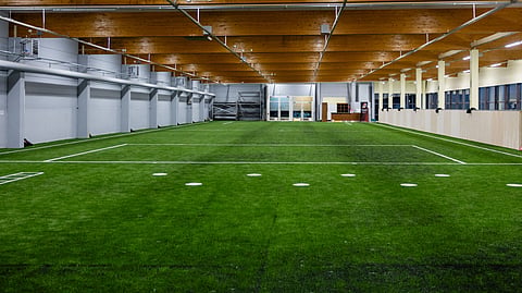 Totohallista jalkapallokentäksi.