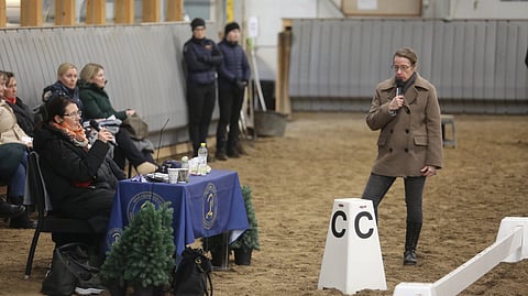 Hanne-Mari Kiuttu esitteli tuomarityötä pöydän takana istuvan Paula Nystenin parina tammikuun Dressage Goes Strong -tilaisuudessa. 
