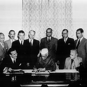 Nehru signing the first agreement on US assistance to India, on 5 January 1952.
Photo: Flickr / U.S. Embassy New Delhi