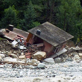 A building in Uttarakhand collapses due flash floods in 2012.
Photo: Wikimedia Commons / European Commission DG ECHO