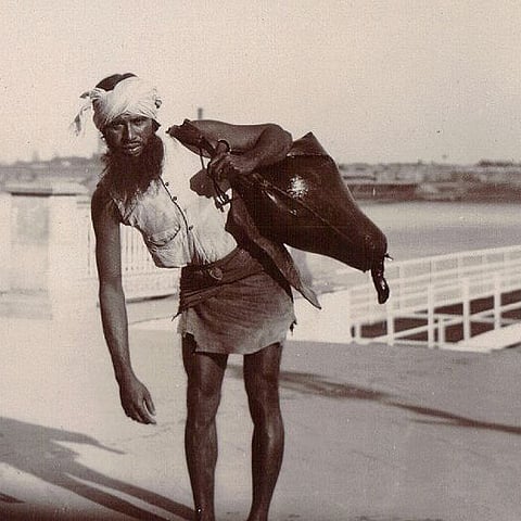 A bhisti or water carrier in 1903 Calcutta. Despite their growing irrelevance in the modern world, bhistis continue to serve people (and animals) without access to water
Photo : Wikimedia Commons