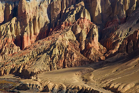 Red cliffs of Drakmar. Jean-Marie Hullot / Wikimedia Commons 