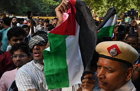 Indian police officers in New Delhi flank activists at a protest in solidarity with Palestinians, condemning Israel’s war on Gaza. Photo: Hindustan Times / IMAGO