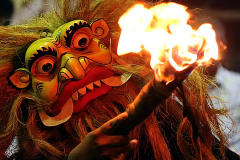 A traditional thovil ritual in Sri Lanka. In his novels 'The Saint of Bright Doors' and 'Rakesfall', Vajra Chandrasekera blends the mundane and fantastical with political turmoil and religious control to explore the connectedness of struggles for liberation in Sri Lanka and Beyond. Photo: IMAGO / ZUMA Press