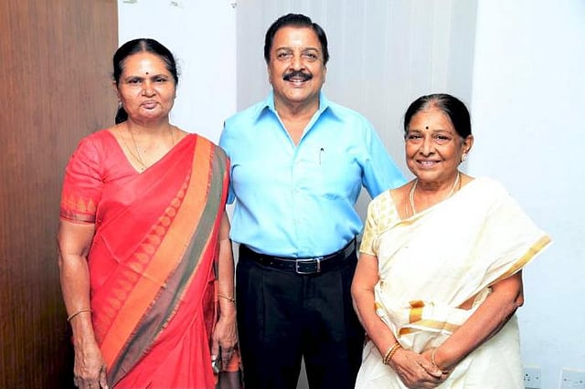 நடிகை ரேவதியுடன் நான், துணைவி (சமீபத்திய படம்)
