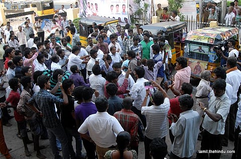 'லிங்கா' 100-வது நாள் விழா: சென்னையில் ரசிகர்கள் கொண்டாட்டம், படங்கள்: எல்.சீனிவாசன்