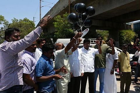 ஐபிஎல் போட்டிகளுக்கு எதிராக கருப்பு பலூன் பறக்கவிட்ட தமிழக வாழ்வுரிமை கட்சியினர்