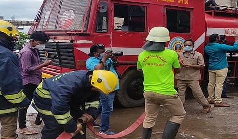 சென்னை அண்ணா சாலையில் அடுக்குமாடிக் கட்டிடத்தில் தீ விபத்து  | படங்கள்: ந.செல்வ முருகன்